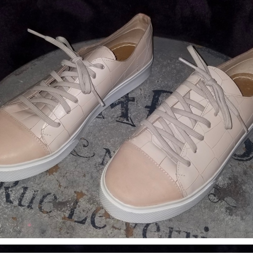 Pink Kaanas sneakers size 9 for Nancy